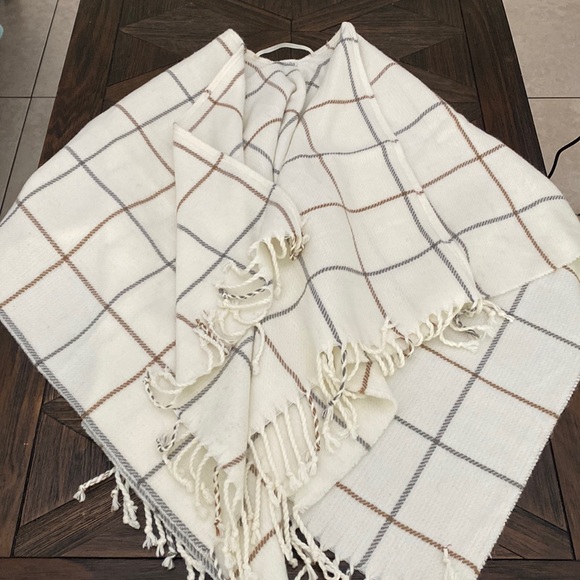 Abercrombie & Fitch Accessories - Abercrombie & Fitch Blanket Scarf - Cozy Style for Chilly Days!
